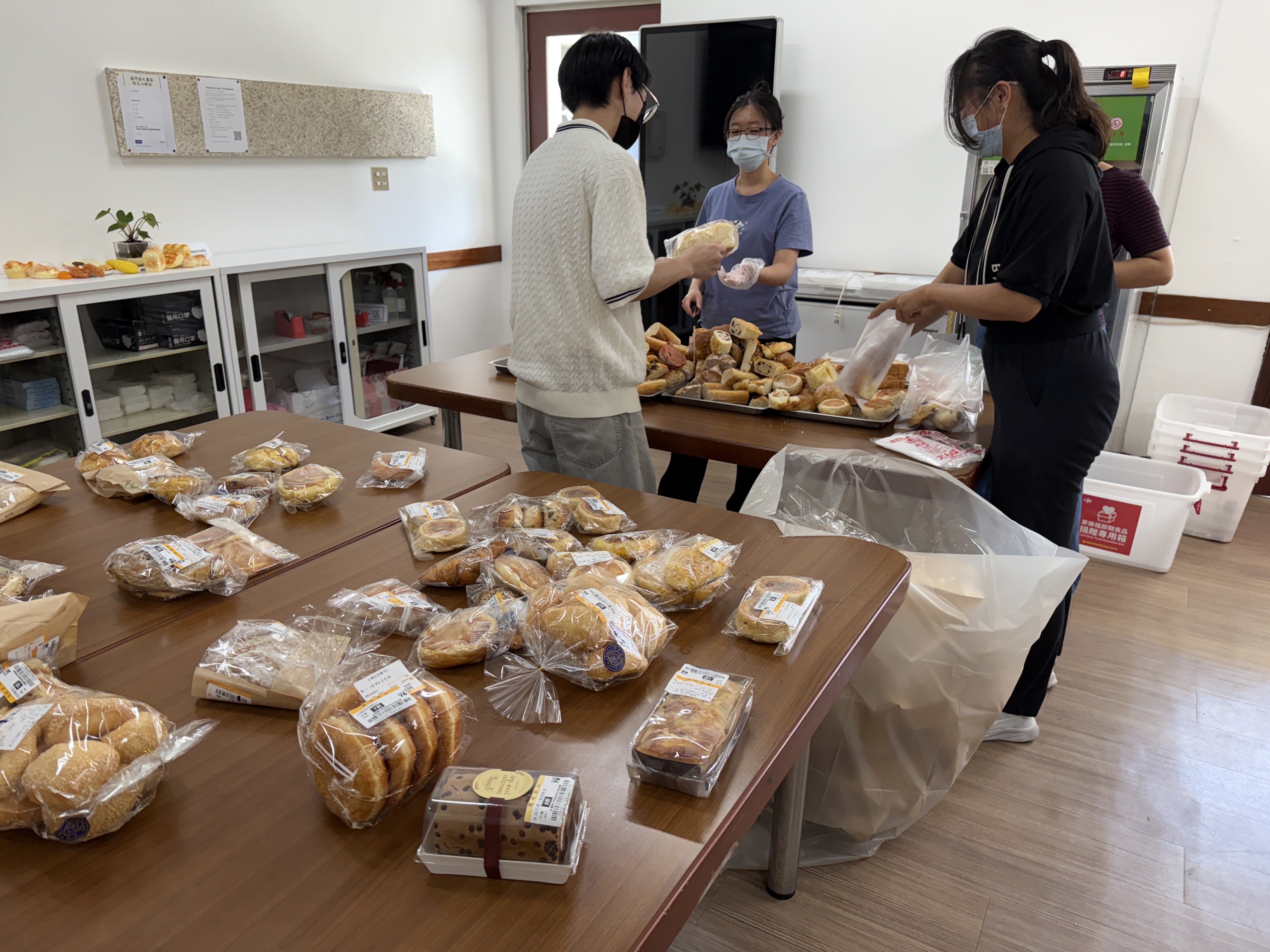 志工整理食物