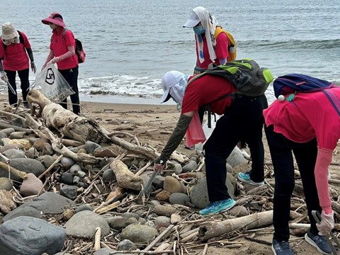 願祢受讚頌百年校慶金山中角灣淨灘