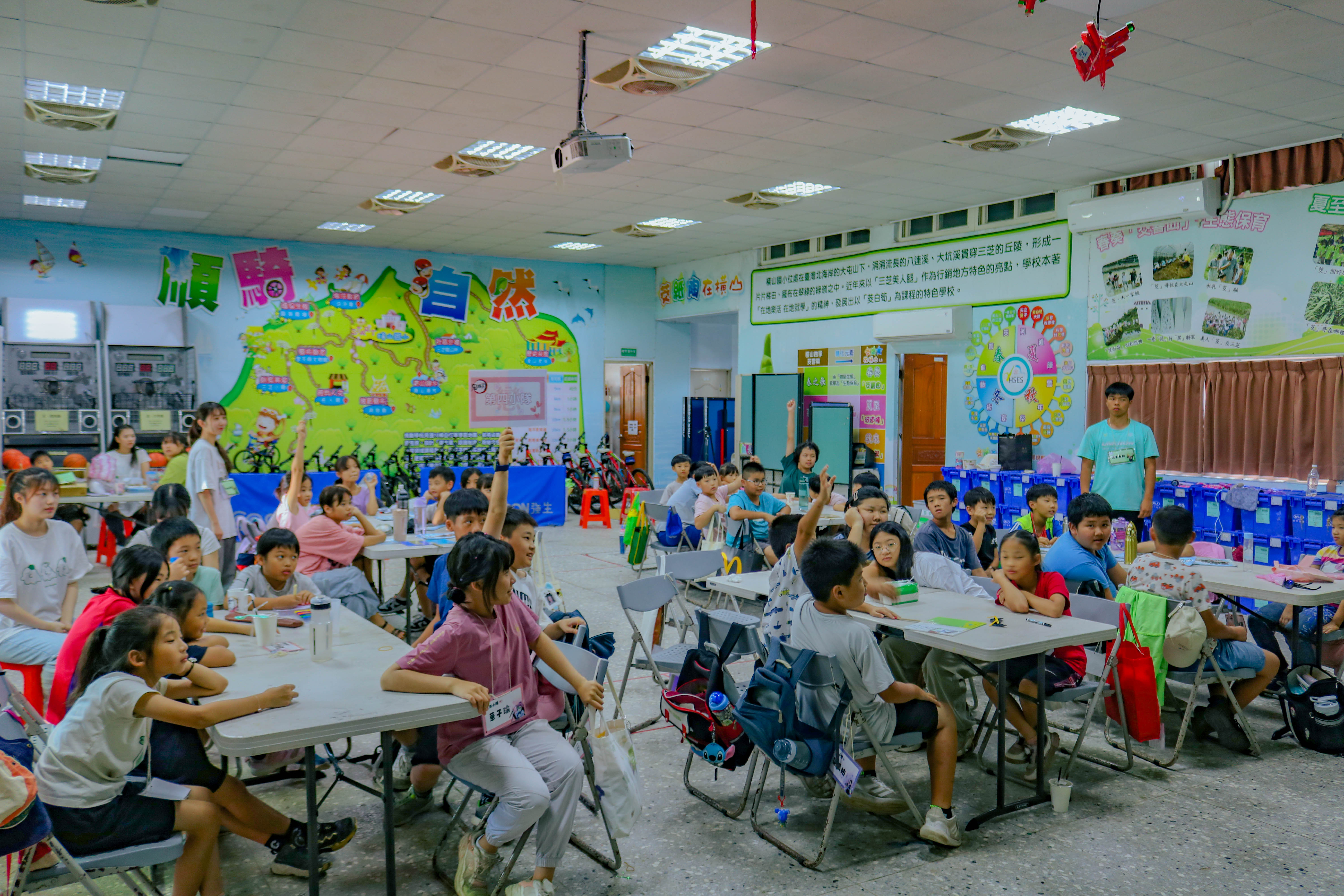 橫山國小史懷哲營隊學童認真參與活動