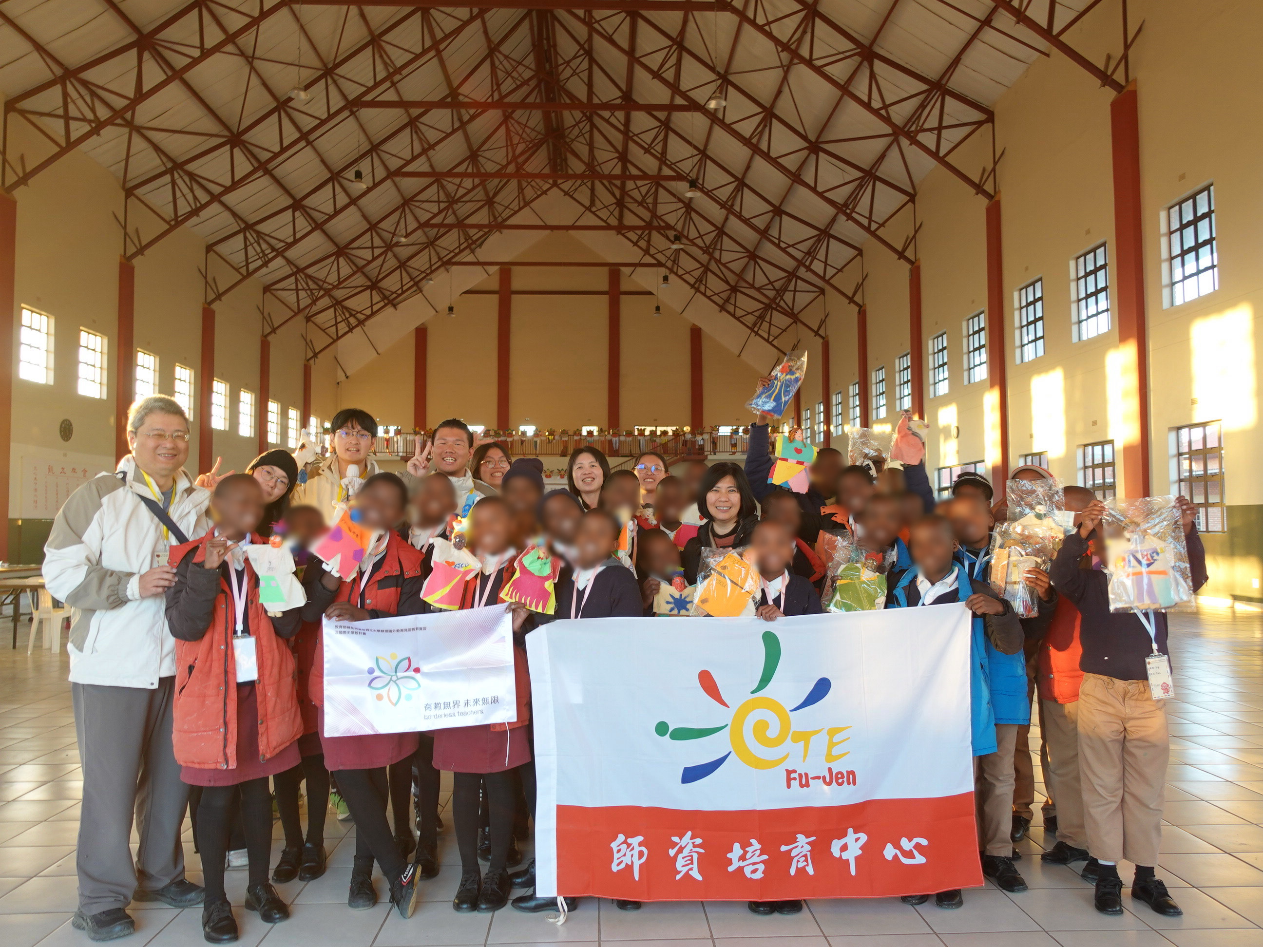 ACC史瓦帝尼院區學生完成布袋戲手掌戲偶後的合影