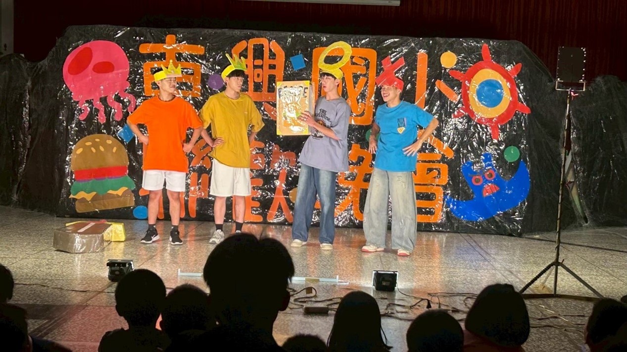晚會少不了最精彩的戲劇表演，大家都賣力演出