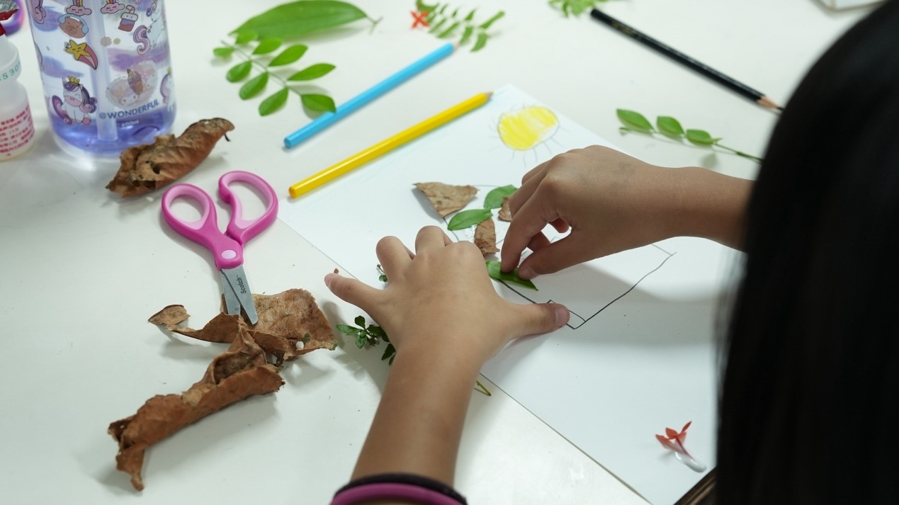 用樹枝樹葉貼出自己想像中的房子